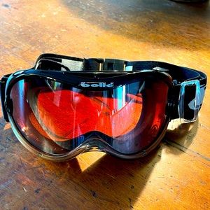BEAUTIFUL BOLLÉ SKI SNOWBOARD SNOW GOGGLES BLACK WITH PLUM RED COLOUR LENS MINT!